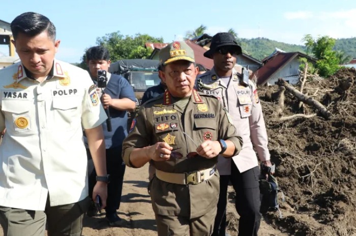 Menyoroti pernyataan Mendagri Tito Karnavian terkait bencana banjir bandang hingga tanah longsor yang terjadi di Sumatera. (Instagram.com/@titokarnavian)