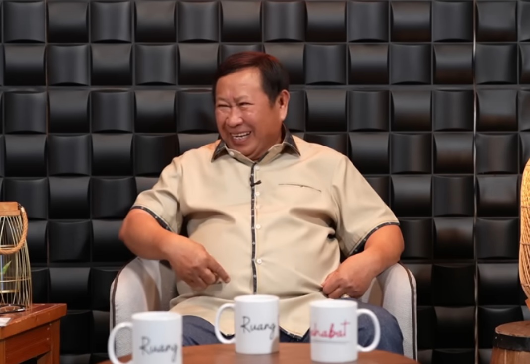 Tangkapan layar saat Susno Duadji bercerita di podcast Mahfud MD tentang pengalamannya di kepolisian hingga masuk penjara. (YouTube/Mahfud MD Official)