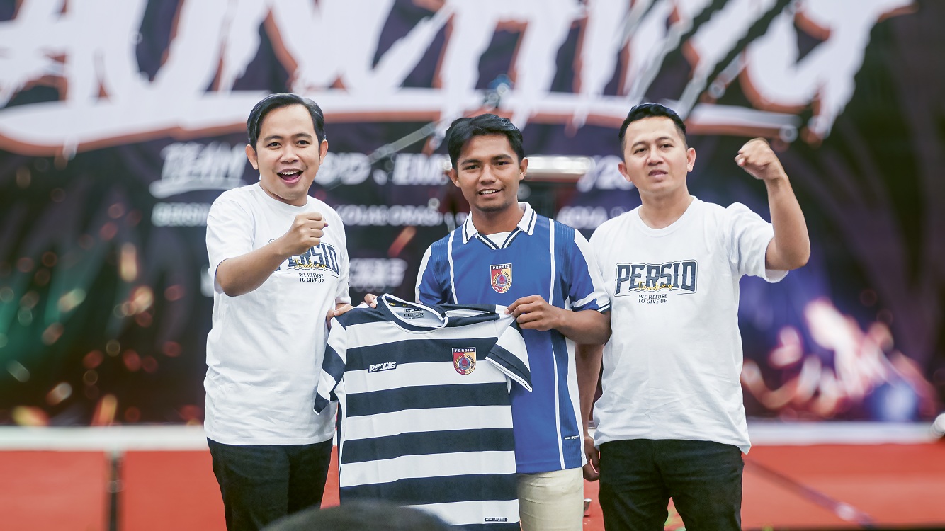 Bupati Fawait (kiri) menyerahkan secara simbolis jersey home Persid Jember kepada kapten Macan Raung, Azizi, ditemani Manajer Persid M. Sholahuddin Amrullah saat launching skuad di Hotel Fortuna Grand