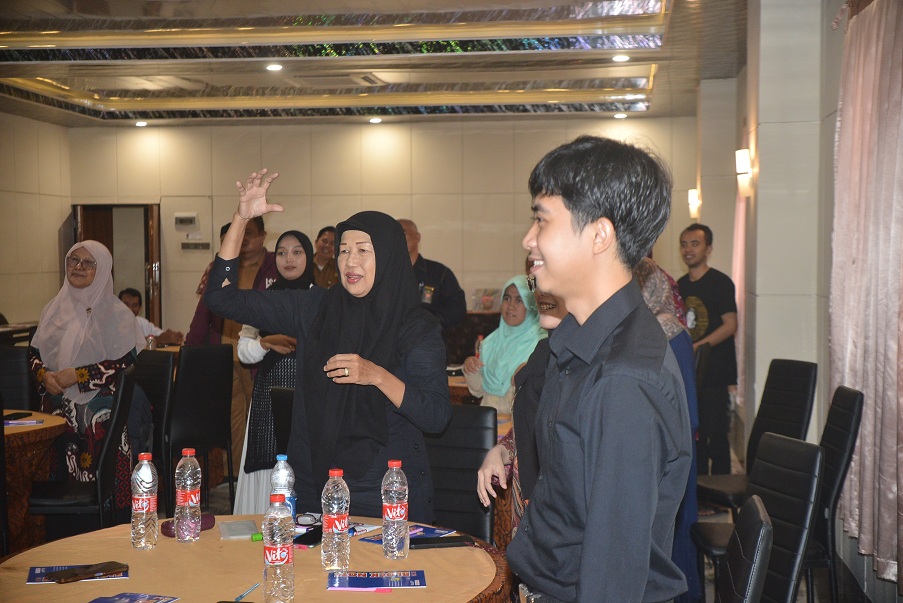 SERU: Diskusi sambil bermain dalam kegiatan validasi Forum Rehabilitasi Berbasis Masyarakat yang dilaksanakan oleh Tanoker Jember bersama Perpenca di Hotel Grand Valonia Jember, kemarin (2/12).