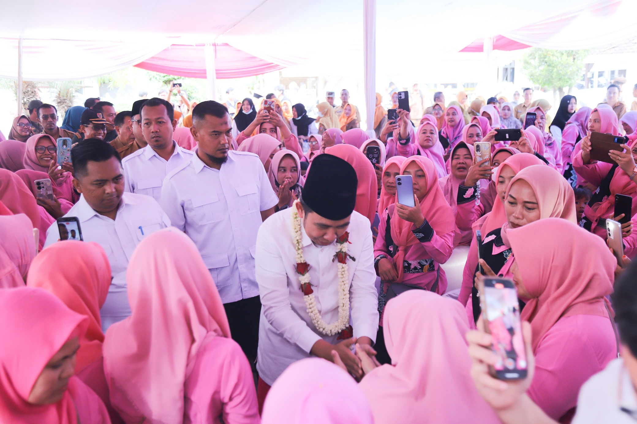 TURUN LANGSUNG: Bupati Fawait saat bertemu masyarakat saat rangkaian Guse Menyapa Bangsalsari, (1/12).