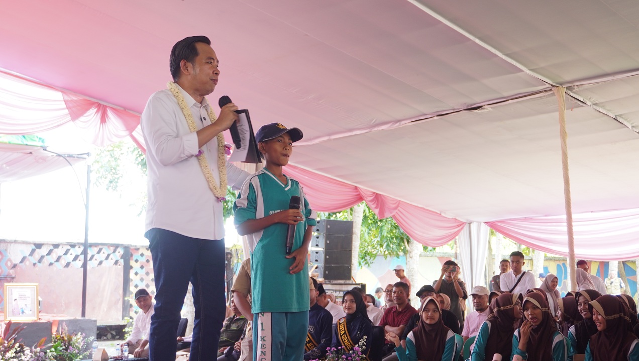 HANGAT: Bupati Fawait saat bertemu ratusan siswa SMPN 1 Kencong saat rangkaian Bunga Desaku jilid 7 di Kecamatan Kencong, (22/11).