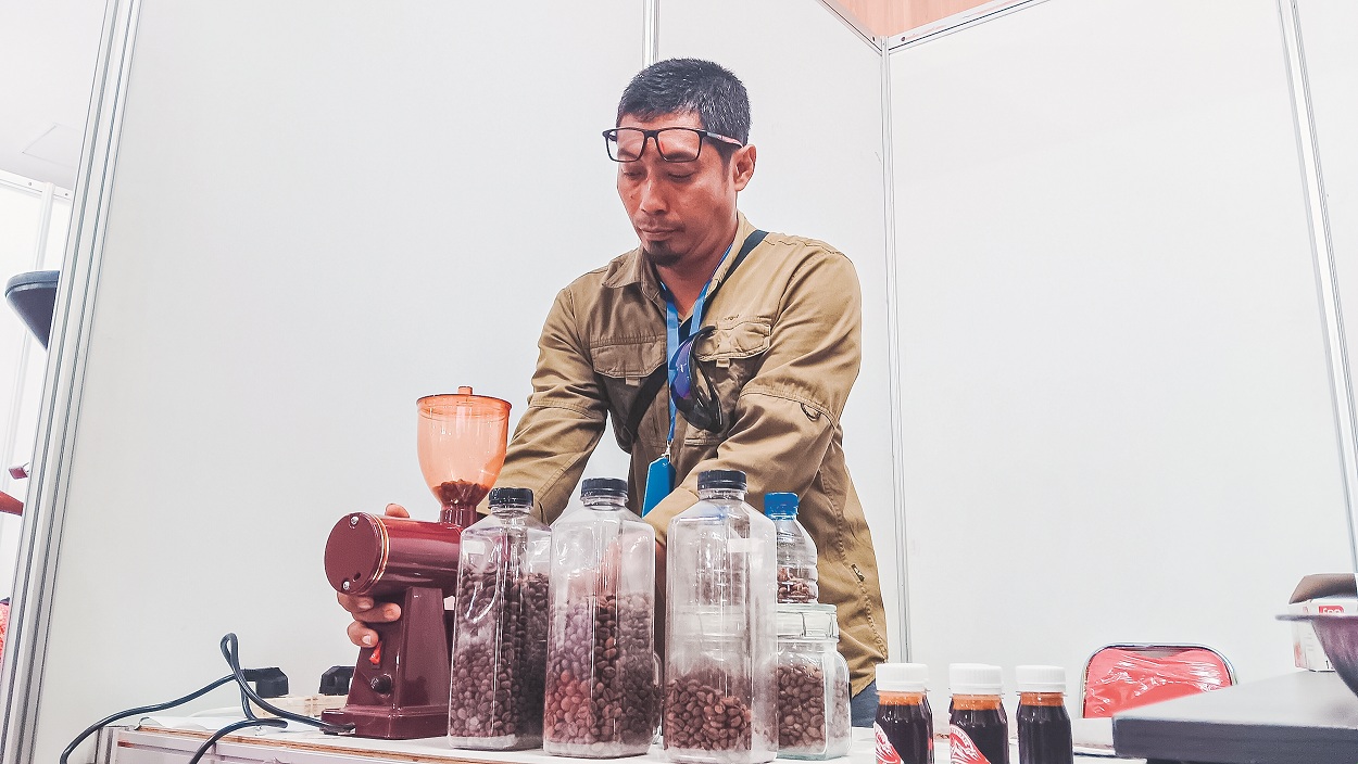 PROSES PENYEDUHAN: Penyuluh Pertanian dan Perkebunan DTPHP menyiapkan seduhan Kopi Psikopat.