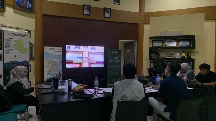 FOKUS: Para juri menilai video yang dikirim oleh sekolah peserta Ijen Geopark Corner.