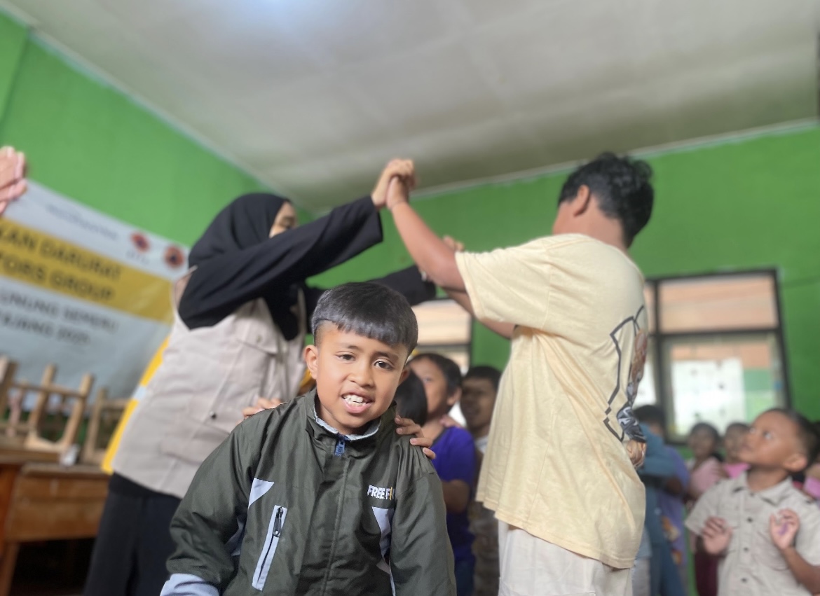 FASILITASI: Relawan di Lumajang mulai datangi pengungsi rentan untuk dapatkan penanganan traumatisme.(ADE APRYANIS/RAME)