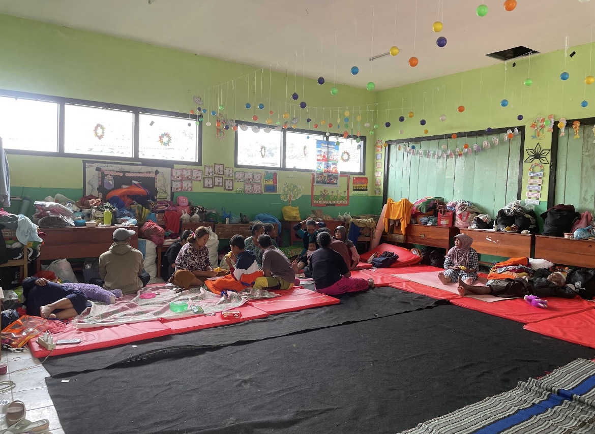 MENGUNGSI: Warga Desa Supiturang, Kecamatan Pronojiwo saat mengungsi di posko pengungsian karena terdampak erupsi Semeru, beberapa waktu lalu.(ADE APRYANIS/RAME)