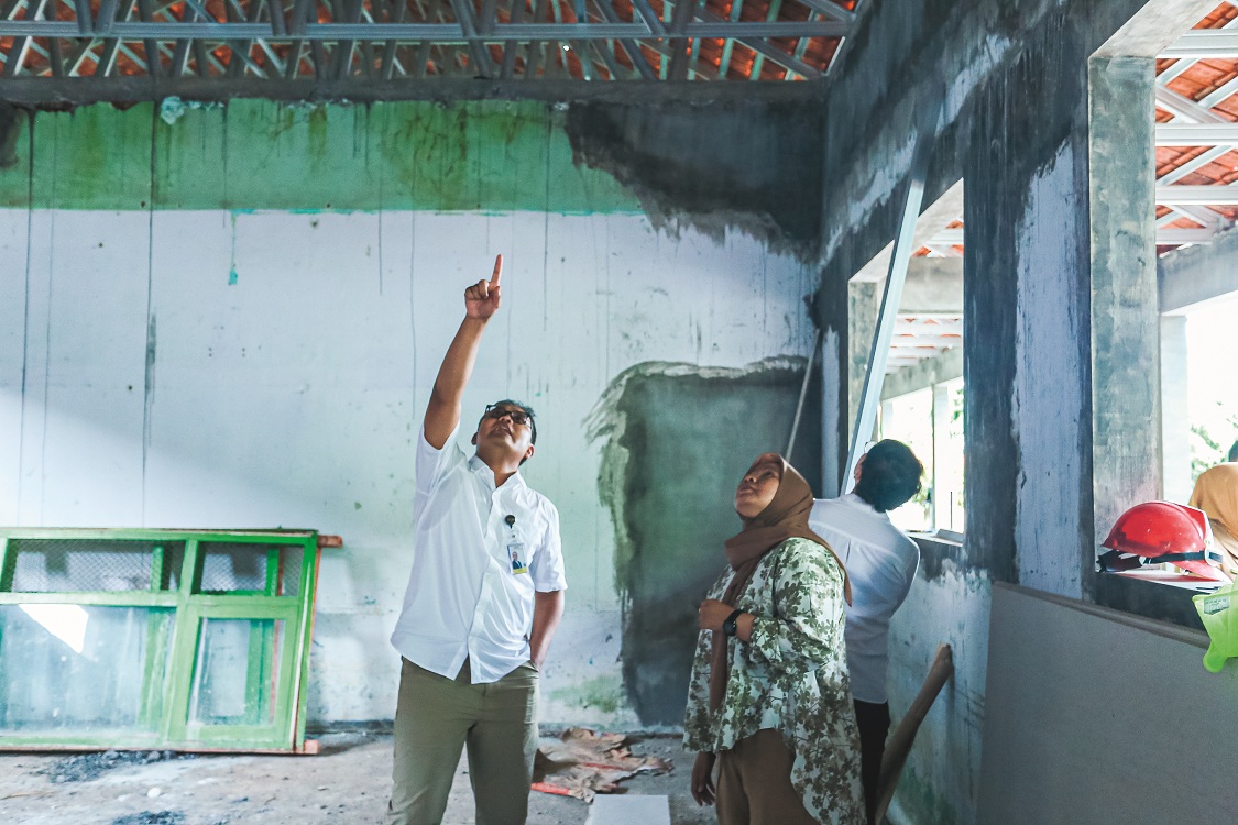 SIDAK: Tenaga Ahli Utama Bidang Pendidikan dan MBG KSP meninjau program revitalisasi sekolah di SDN Kaliwates 02 Jember.