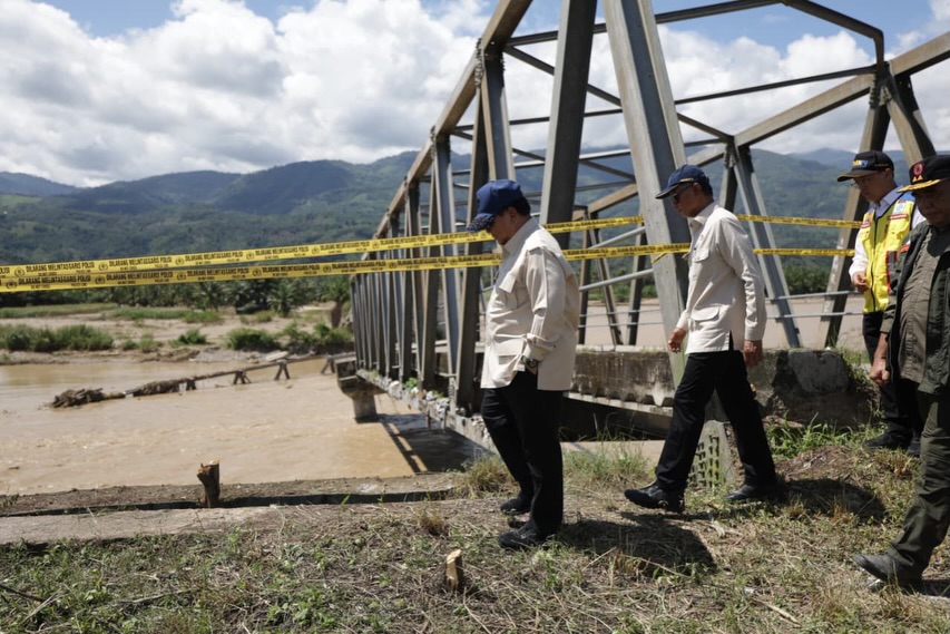 Presiden Prabowo meninjau lokasi bencana banjir dan longsor di Sumatera,