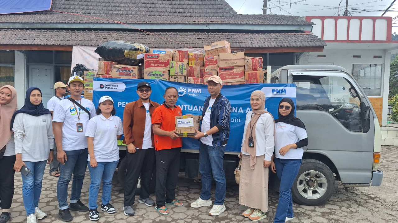 PNM Cabang Jember Serahkan Langsung Bantuan Sembako hingga Obat-obatan Untuk Korban Erupsi Gunung Semeru di Lumajang