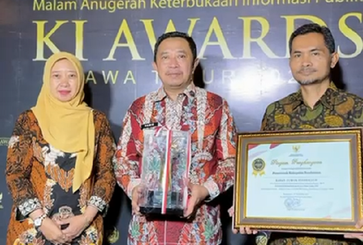 TERIMA AWARDS: Bupati Bondowoso didampingi kadiskominfo menerima penghargaan kategori Kabupaten Informatif dalam KI Awards Jawa Timur 2025 (KOMINFO)