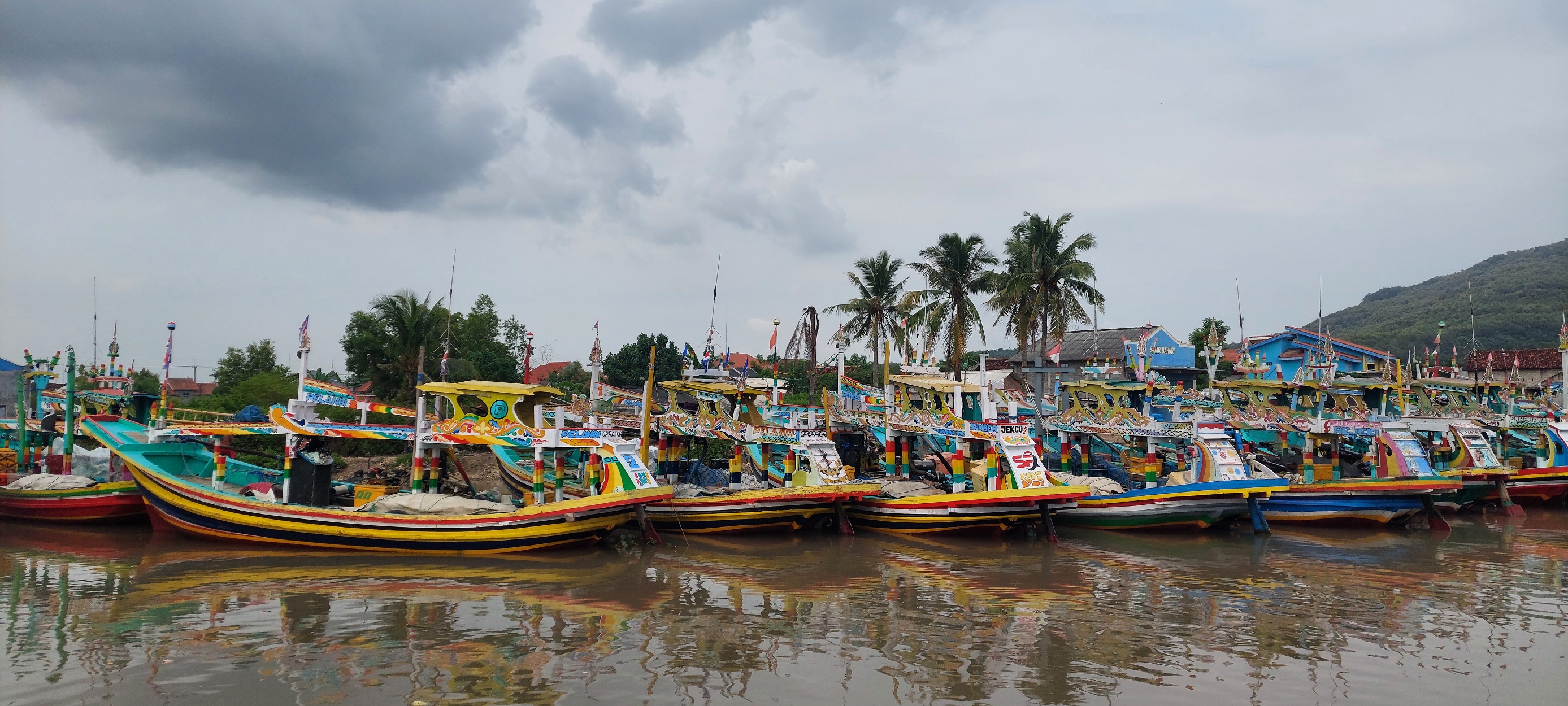 TINGKATKAN KEWASPADAAN: Plawangan Pancer Puger, tempat keluar masuknya perahu dan kapal nelayan ini dikenal cukup berbahaya.