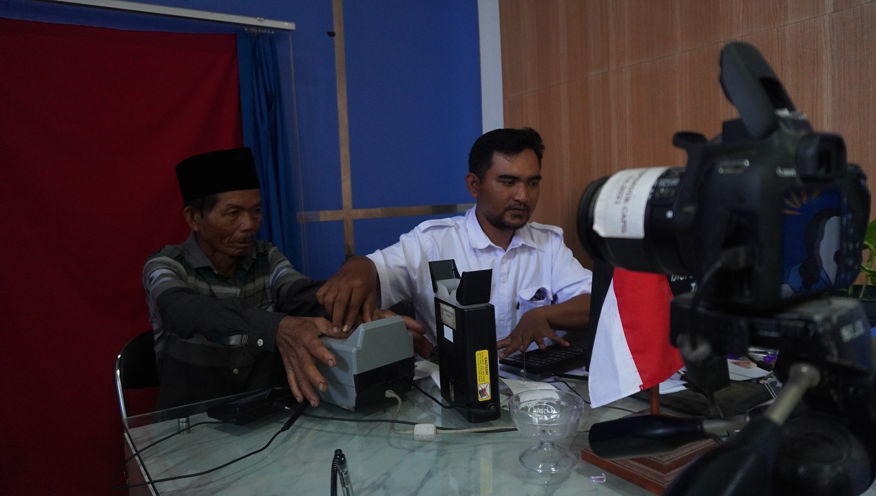 PELAYANAN: Proses rekaman pembuatan KTP-el baru di Disdukcapil Jember, beberapa waktu lalu.