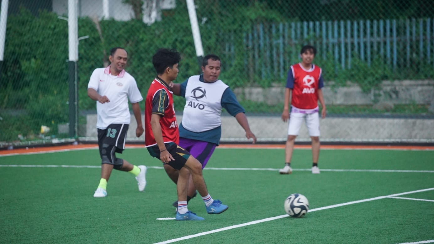 ANTUSIAS: Warga Jember memainkan mini soccer di lapangan Jember Mini Soccer, Kebonsari, beberapa waktu lalu. q