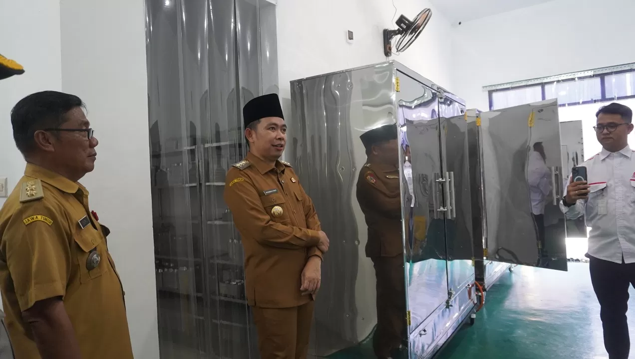 CEK KESIAPAN: Bupati Fawait saat meninjau salah satu dapur MBG di Desa Wonoasri, Kecamatan Tempurejo, pada akhir September lalu.&nbsp;