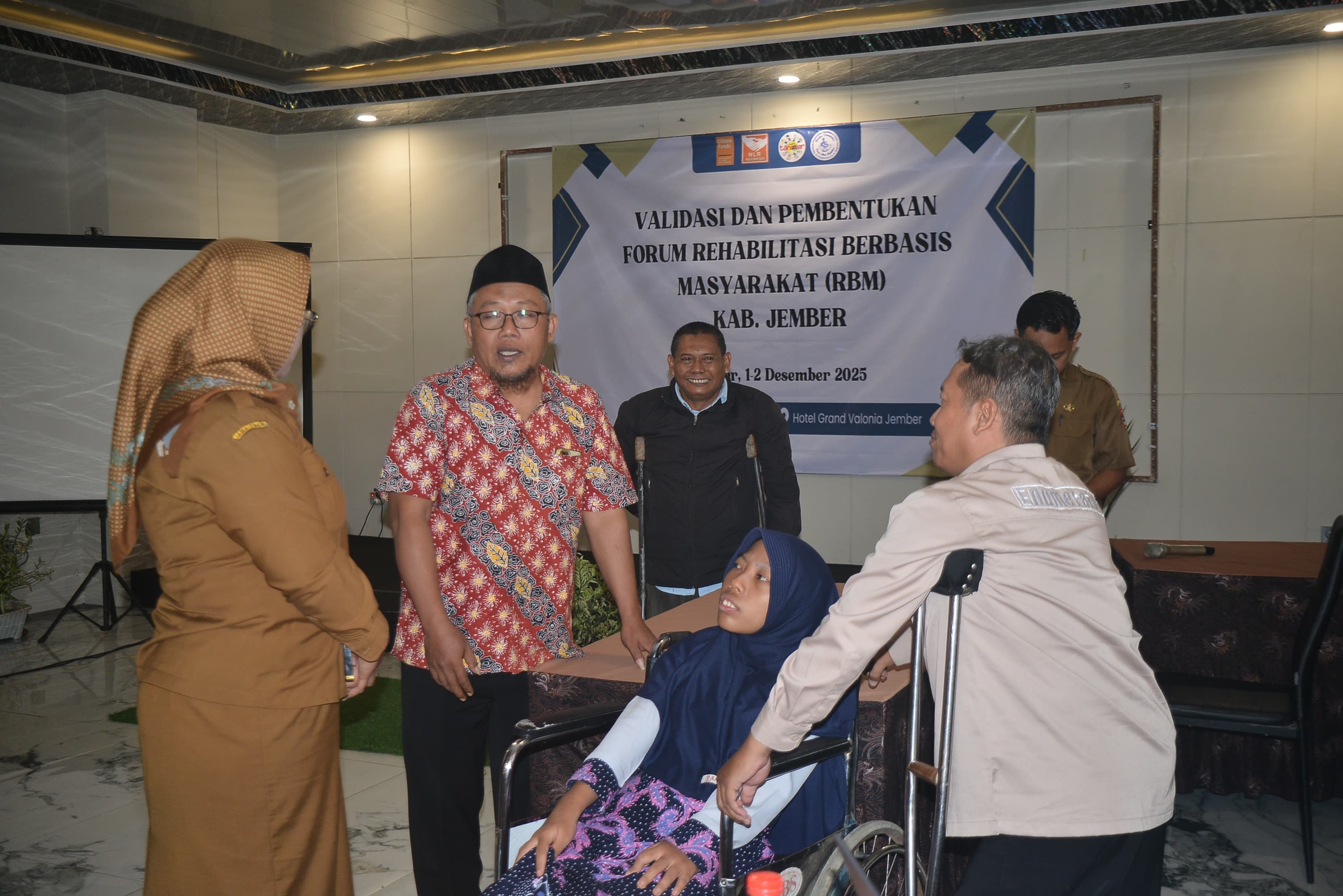 BERBINCANG: Rekan disabilitas dan jajaran stakeholder Jember berdiskusi usai forum Validasi RMB yang diselenggarakan Tanoker dan Perpenca, Selasa (2/12).