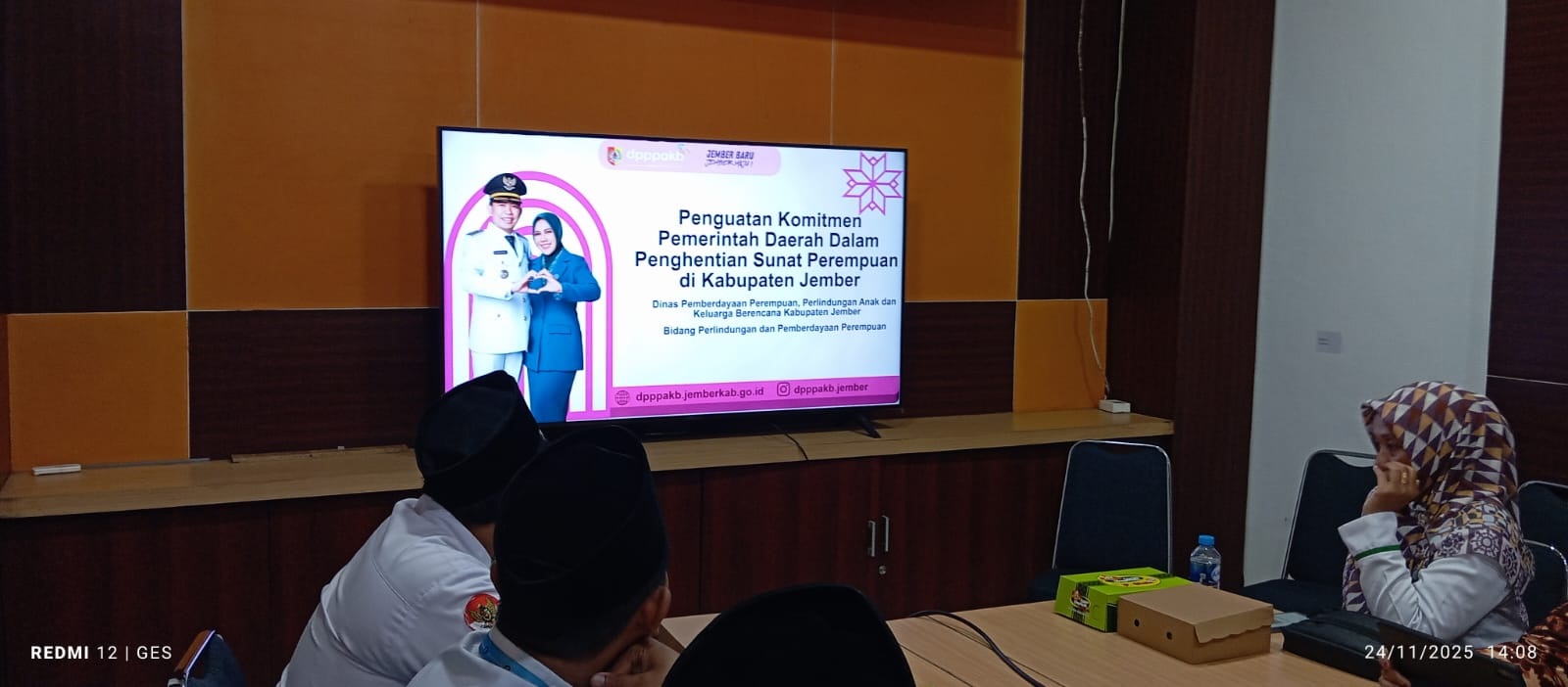 KESEHATAN PEREMPUAN: Para peserta mengikuti kegiatan penguatan komitmen penghentian sunat perempuan di Jember.