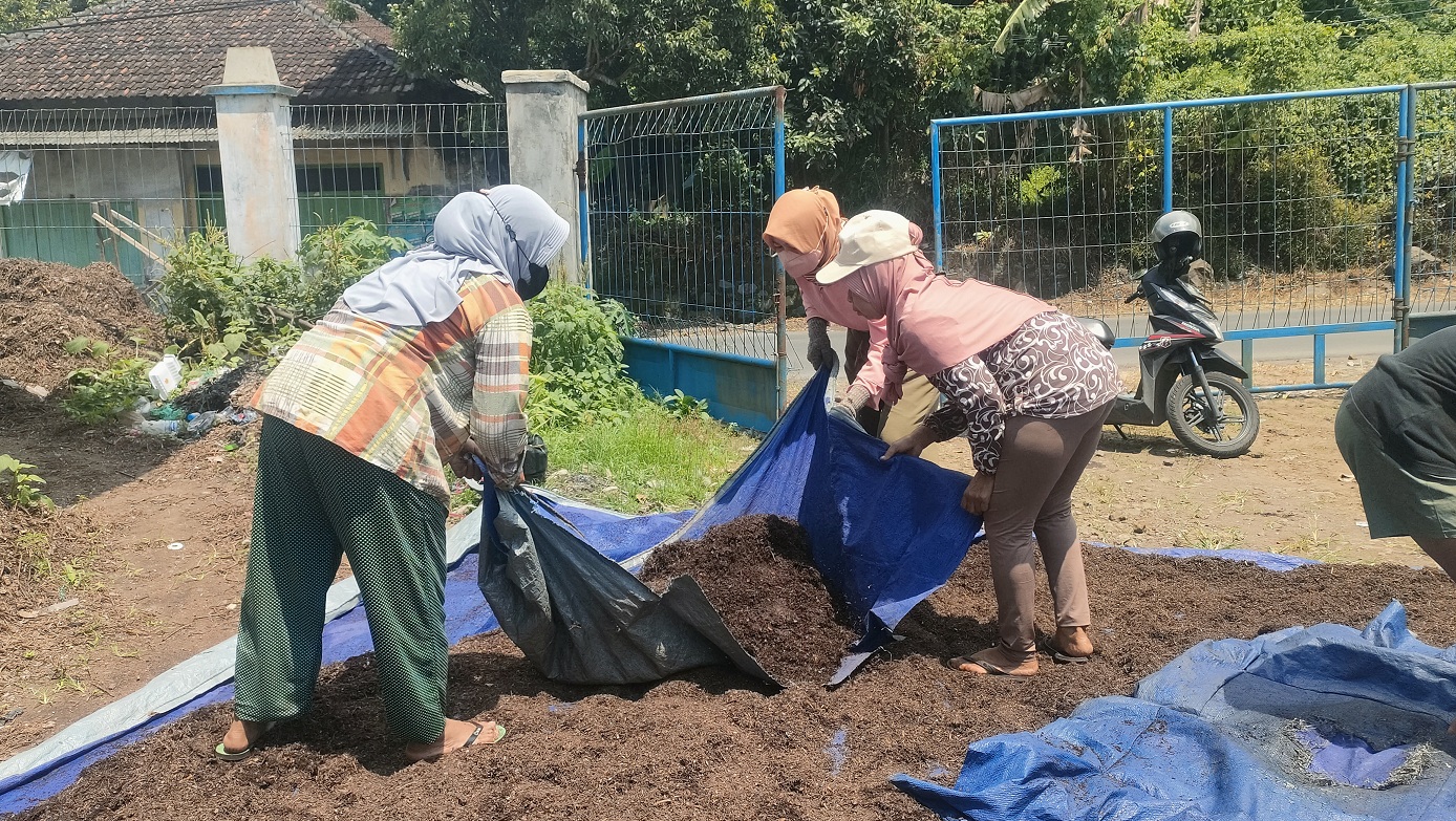 MENJANJIKAN: Sejumlah ibu-ibu memproduksi pupuk organic, di Desa/Kecamatan Mayang.