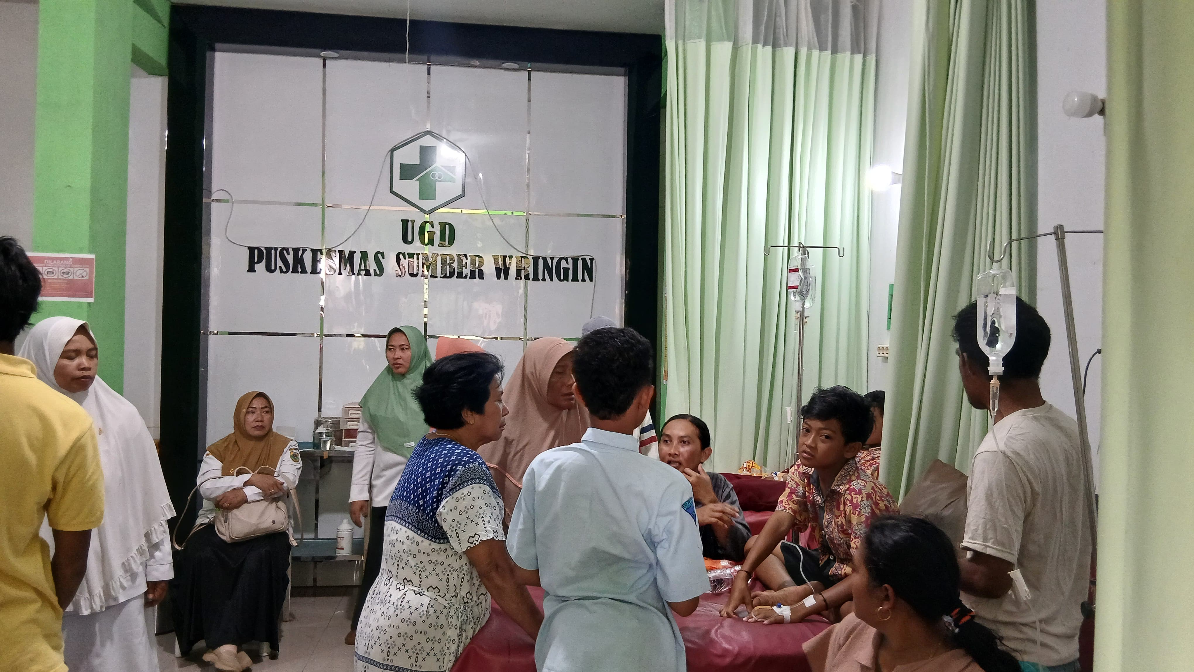 Sejumlah siswa ketika mendapatkan perawatan di Puskesmas Sumber Wringin. (Dok Radar Ijen)