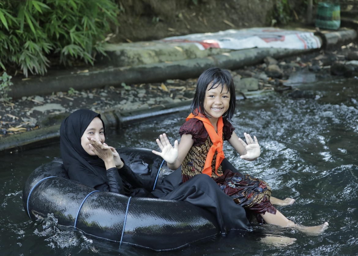 HAVE FUN : Anak-anak penyintas erupsi Gunung Semeru diajak bersenang-senang di wisata Tumpak Selo, kemarin.(ADE APRYANIS/RAME)