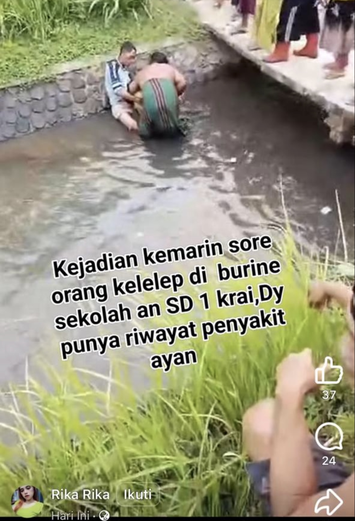 Warga saat mengevakuasi jenazah perempuan yang tenggelam di sungai.