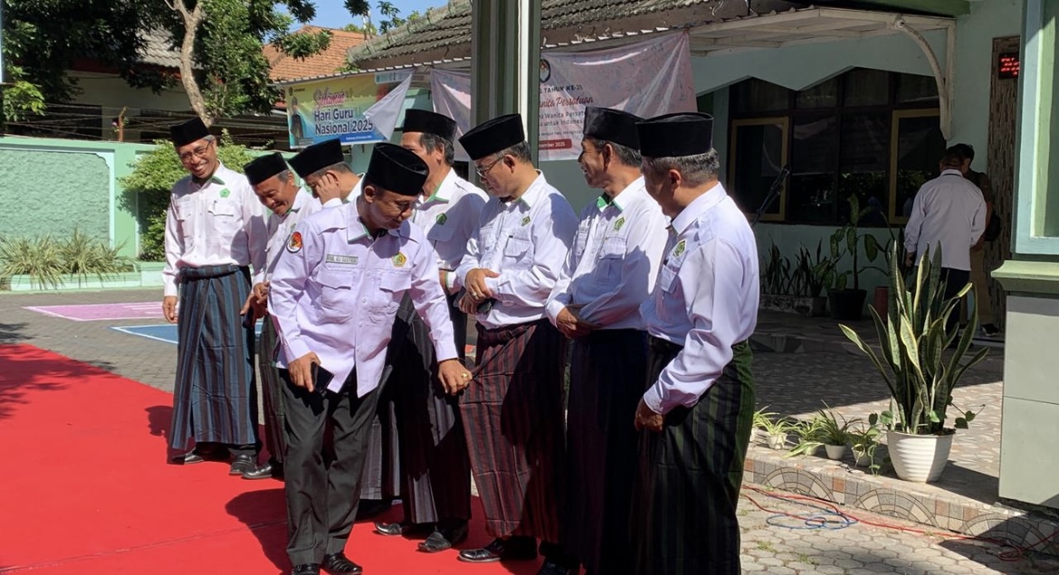 RAMAH: Kepala Kemenag Bondowoso Ali Masyhur mengecek peserta lomba sarung saat pembukaan Hari Amal Bhakti, kemarin.(ILHAM WAHYUDI/RADAR IJEN)