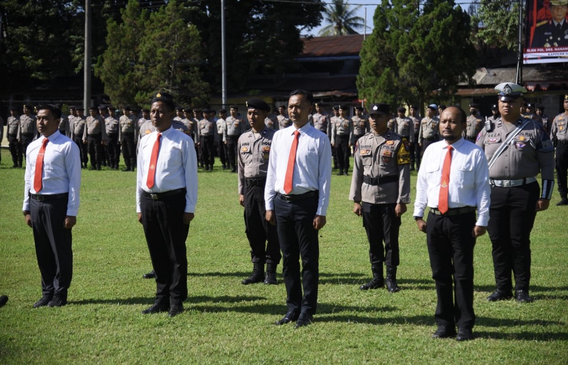 BERBARIS: Sejumlah anggota kepolisian saat menerima pemghargaan karena prestasi yang diraihnya, kemarin (1/12).(POLRES BONDOWOSO)
