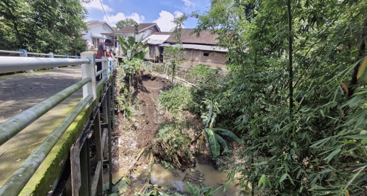 MENINJAU: Petugas saat mendatangi lokasi kejadian longsor di Kecamatan Binakal.(FAQIH HUMAINI/RADAR IJEN)