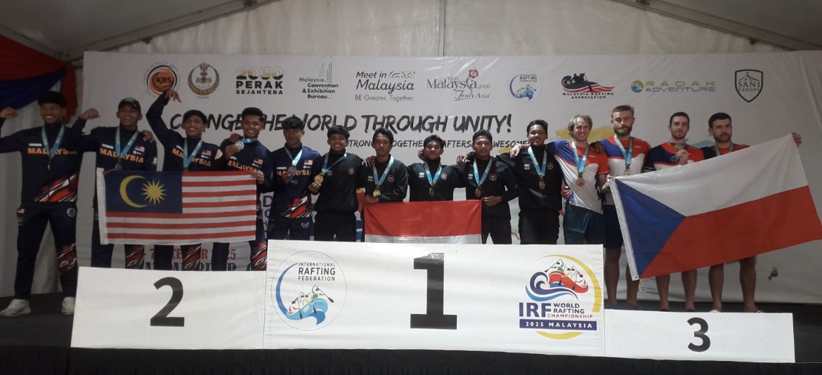 BERHASIL: Atlet arung jeram berhasil meraih medali emas dalam agenda World Rafting Championship (WRC), kemarin.(BUDI FOR RAME)