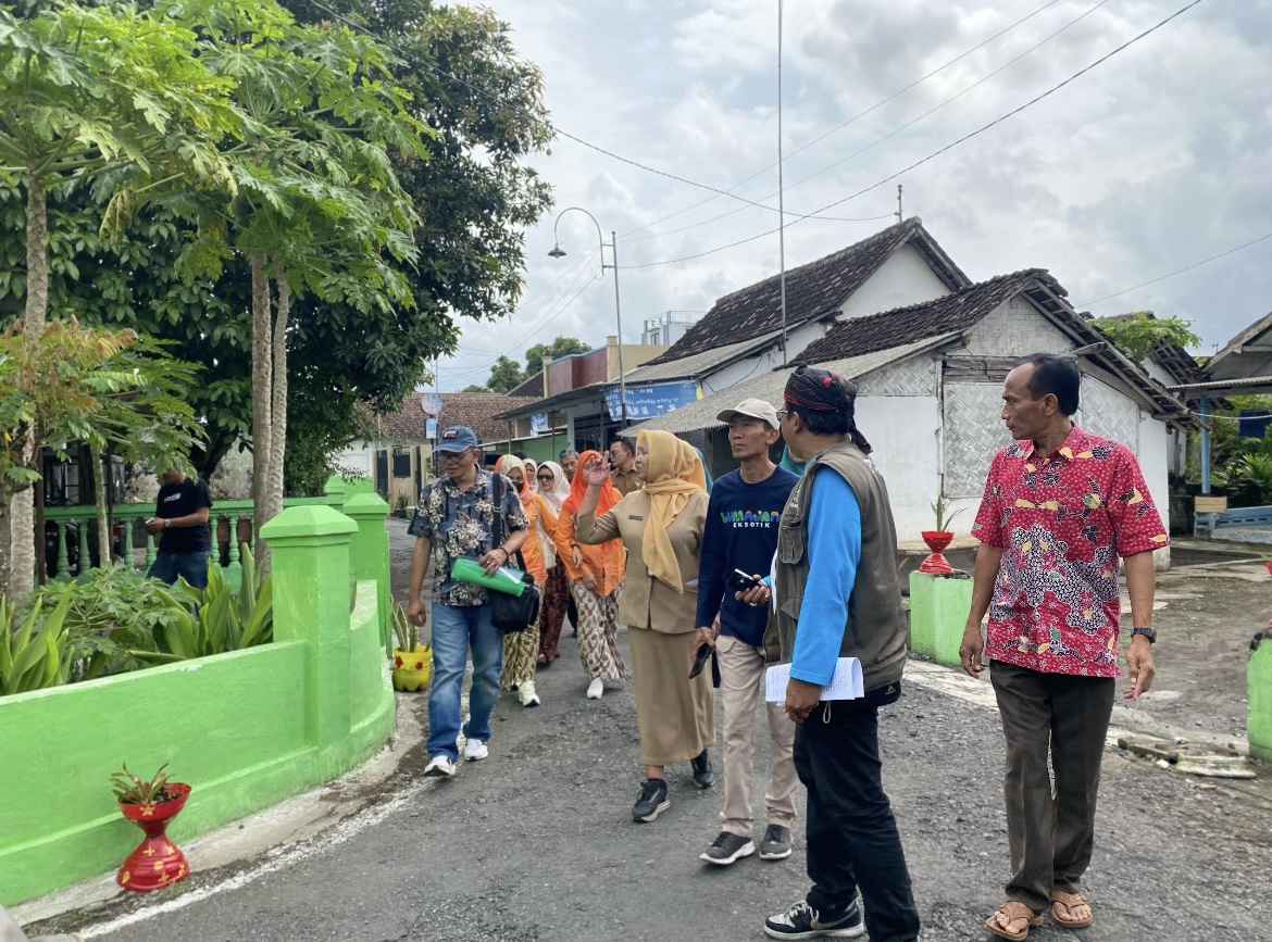 DAMPINGI: Pendampingan terus dilakukan kepada sejumlah desa yang mengikuti program proklim.(ATIEQSON MAR IQBAL/RAME)