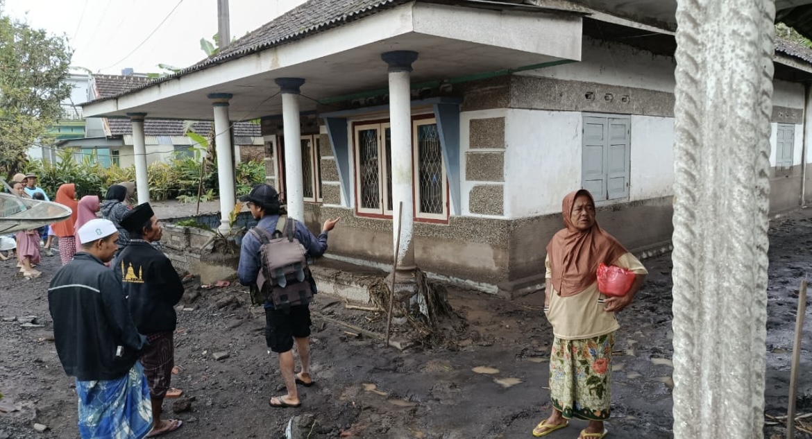 ANGKUT: Sejumlah warga saat memungut barang yang masih selamat, beberapa waktu lalu.(ATIEQSON MAR IQBAL/RAME)