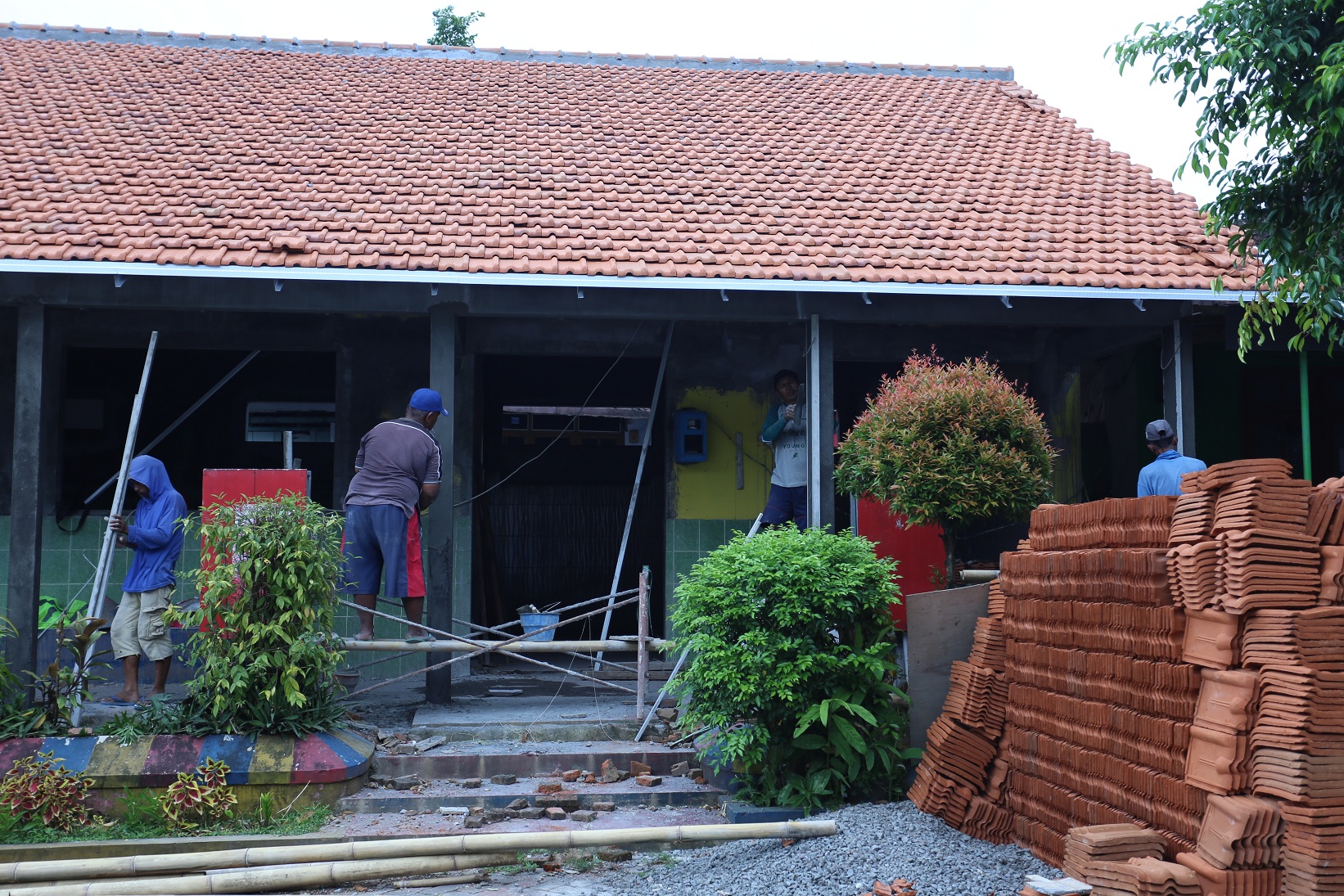 DIPERBAIKI: Proses pengerjaan revitalisasi sekolah di SDN Kaliwates 02. Jember menjadi daerah dengan alokasi penerima terbesar se-Jatim.