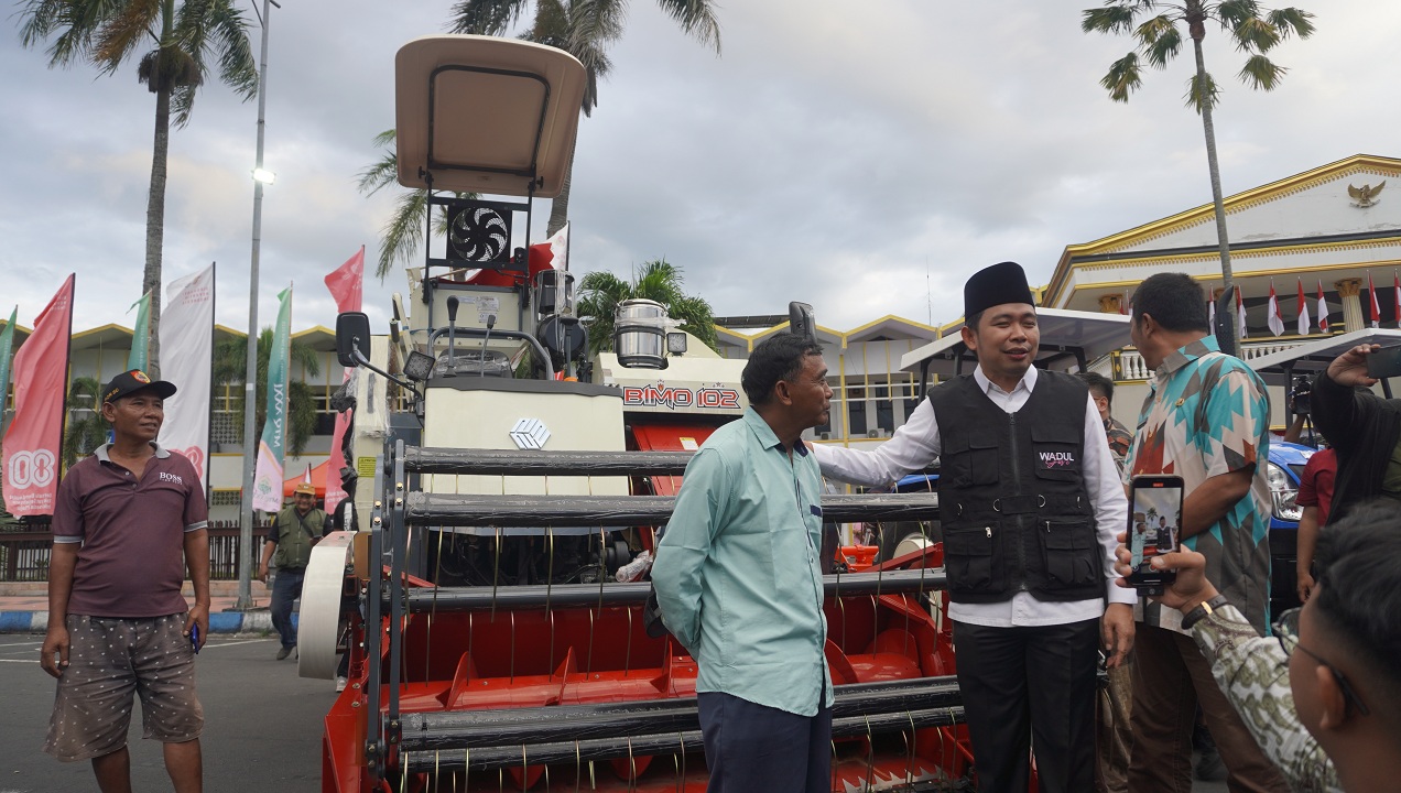 DIPAMERKAN: Puluhan bantuan alsintan diberikan secara kepada sejumlah kelompok tani, di halaman Kantor Pemkab Jember, pada Agustus 2025 lalu.