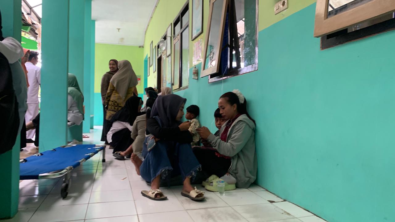 MENDAPAT PERAWATAN: Sejumlah siswa ketika mendapat perawatan karena dugaan keracunan MBG di Sumber Wringin Bondowoso.