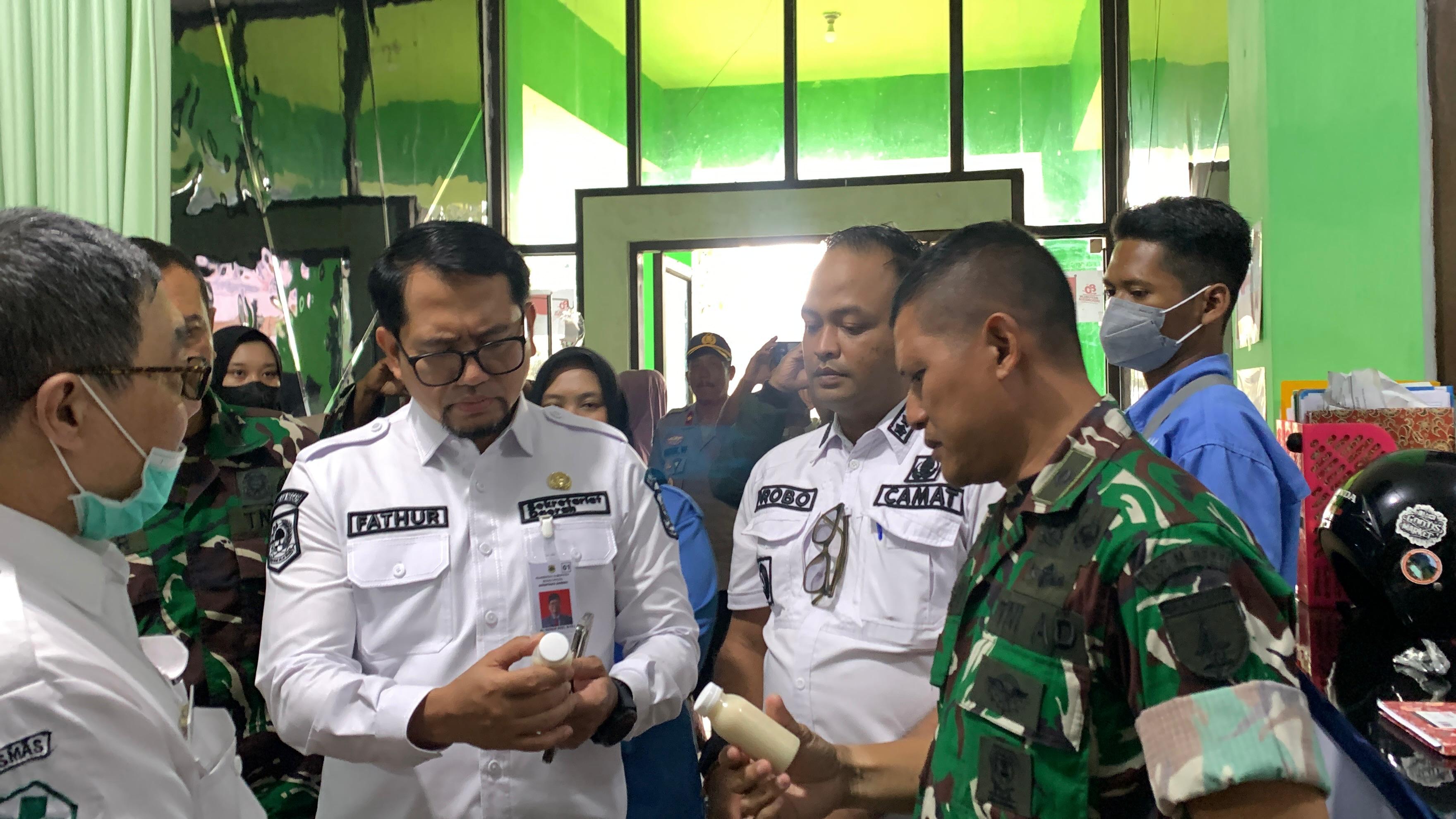CEK LANGSUNG: Fathur Rozi Sekda Bondowoso langsung turun ke Puskesmas Sumber Wringin memantau para pelajar yang diduga keracunan MBG.