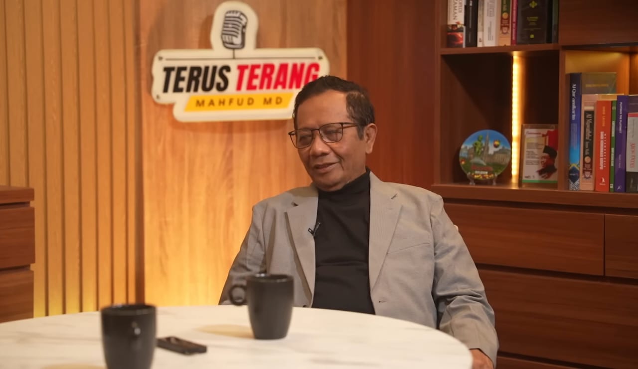 Mahfud MD sebut bencana di Sumatera bisa disebabkan oleh ulah manusia hingga kebijakan pemerintah yang tidak tepat. (YouTube/Mahfud MD Official)