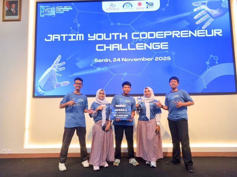 Tim Phoevaya resmi meraih Juara 1 JYCC 2025 melalui inovasi CalmiBand, menunjukkan kualitas generasi muda Jawa Timur dalam menciptakan solusi teknologi yang bermanfaat. (foto: Tim Phoevaya)