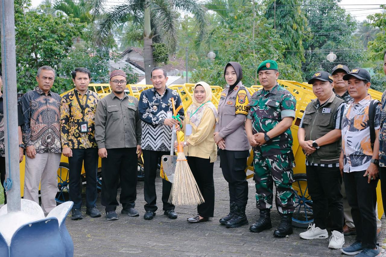 SALURKAN CSR: Asisten Regional Manager 17 PT MBK Ventura, Aituti Rosita, serahkan CSR berupa gerobak sampah dan perlengkapannya pada Camat Kalisat (Athok Ainurridho/Radar Jember)