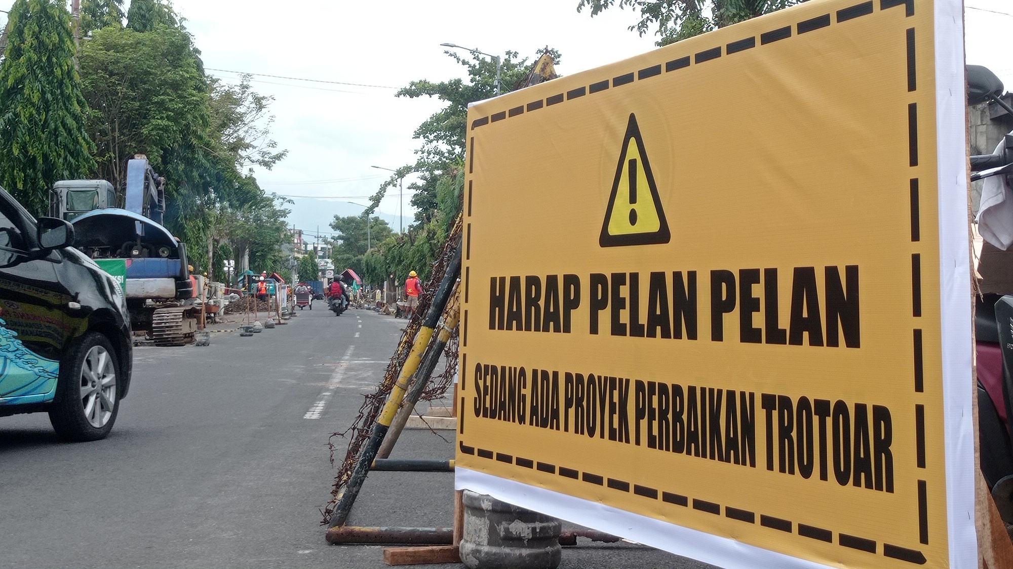 DIPERLEBAR: Pengerjaan pelebaran trotoar di kawasan Jalan RA Kartini, Kelurahan Kepatihan, Kecamatan Kaliwates.