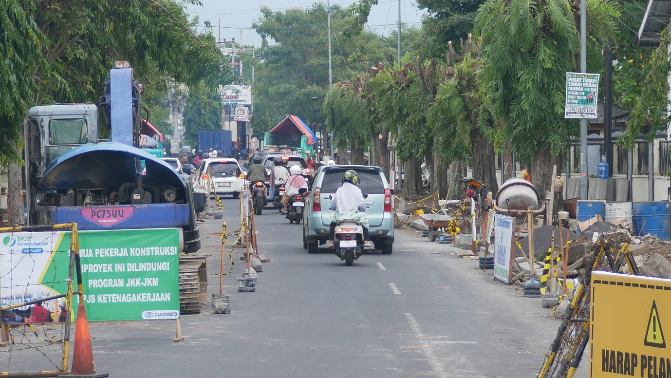 DIPERLEBAR: Pengerjaan pelebaran trotoar di kawasan Jalan RA Kartini, Kelurahan Kepatihan, Kecamatan Kaliwates.
