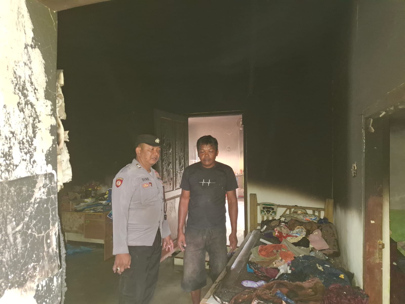 OLAH TKP: Tim Inafis Polres Jember olah TKP di rumah Tumijah Resti Wulandari, di Dusun Kepel, Desa Ampel, Kecamatan Wuluhan, yang dibakar oleh anaknya, Kamis (4/12).