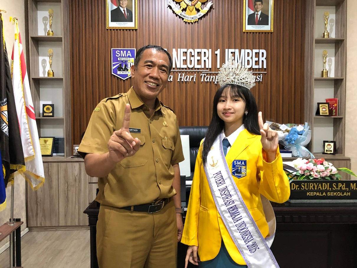 BANGGA: Kepala SMAN 1 Jember Suryadi berfoto bersama siswinya, Laura Sabrina Hardianthi, yang baru saja memenangkan ajang Putri Inspirasi Remaja 2025.