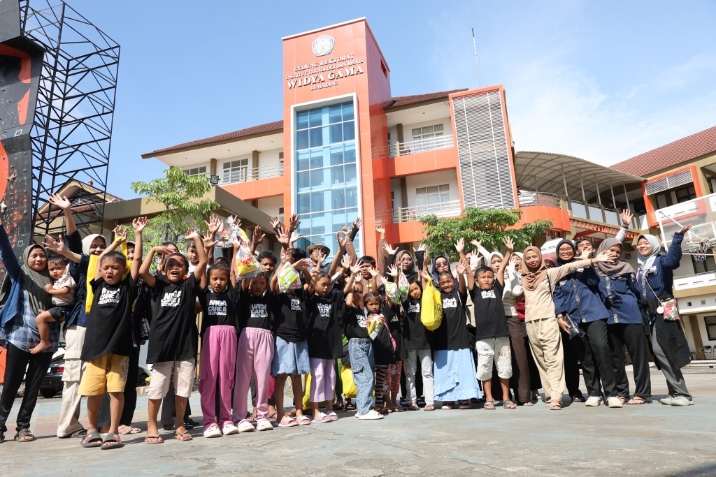 BATIK: Kegiatan Kelas Ceria merupakan program pendampingan yang berfungsi seperti trauma healing, dengan penyampaian materi secara menyenangkan melalui pembuatan batik. (WIGA)