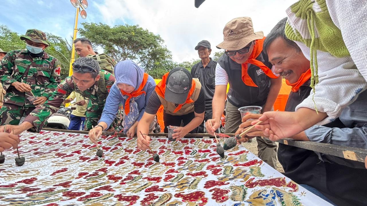 KANVAS HARAPAN: Aktivitas menuliskan doa atau harapan pada kain yang telah disediakan bagi para penyintas, relawan dan lainnya.  Kegiatan ini bagian dari kelas ceria. (WIGA)