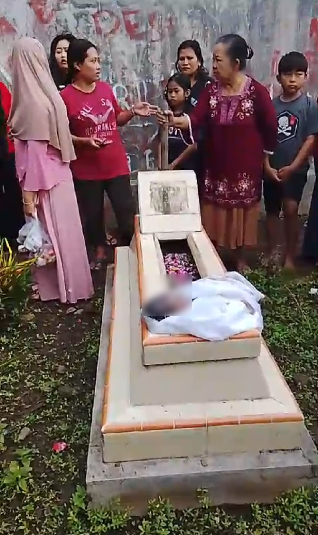 MIRIS: Warga Wirowongso temukan bayi tak bernyawa tergeletak di atas Makam, kemarin (5/12).