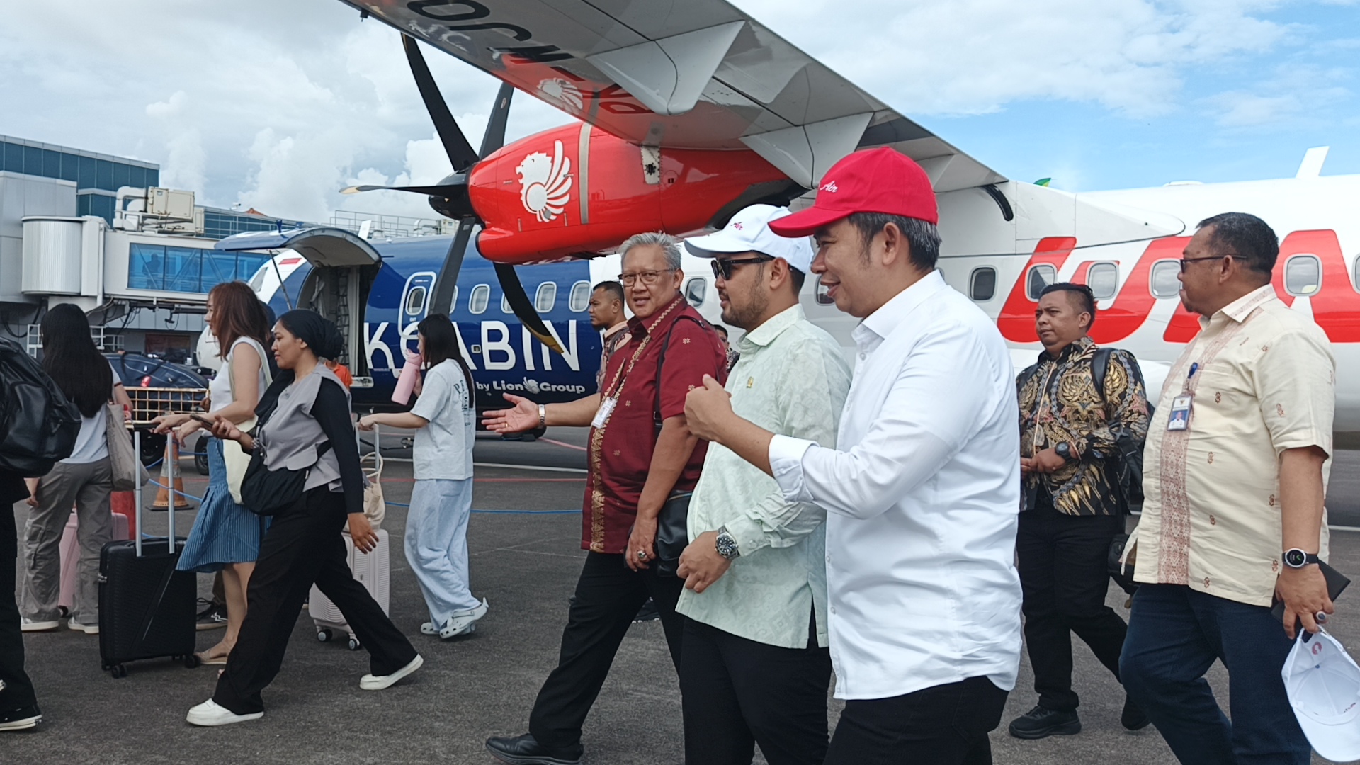 Bupati Fawait bersama Anggota DPR Rivqy Abdul Halim, dan Presiden Direktur Lion Air Daniel Putut K, tiba di Bandara I Gusti Ngurah Rai, usai take-off dari Jember, Jum