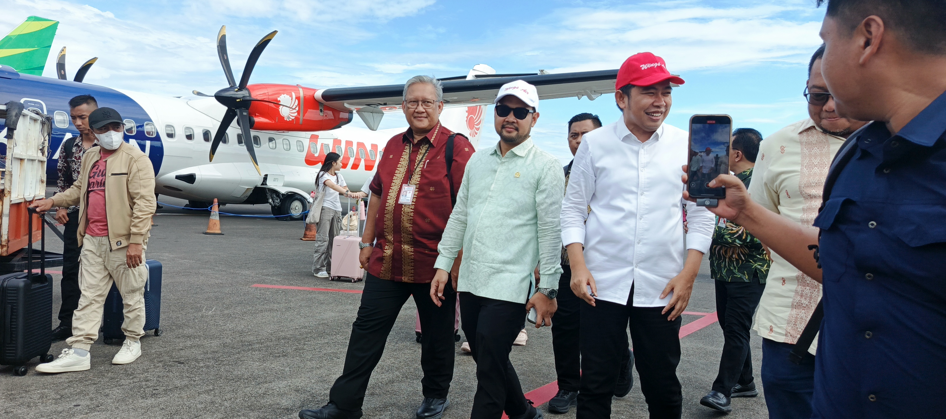Bupati Fawait bersama Anggota DPR RI Rivqy Abdul Halim, dan Direksi Lion Group, saat tiba di Bandara I Gusti Ngurah Rai, usai take-off dari Bandara Notohadinegoro, Jum