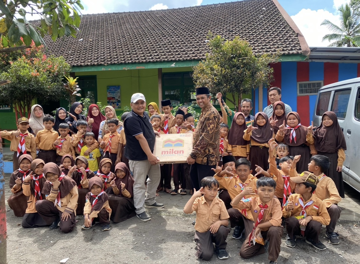 SALURKAN: SPPG Karanganom salurkan bantuan CSR berupa bahan material di SDN Pasrujambe 02.(NOVI FOR RAME)