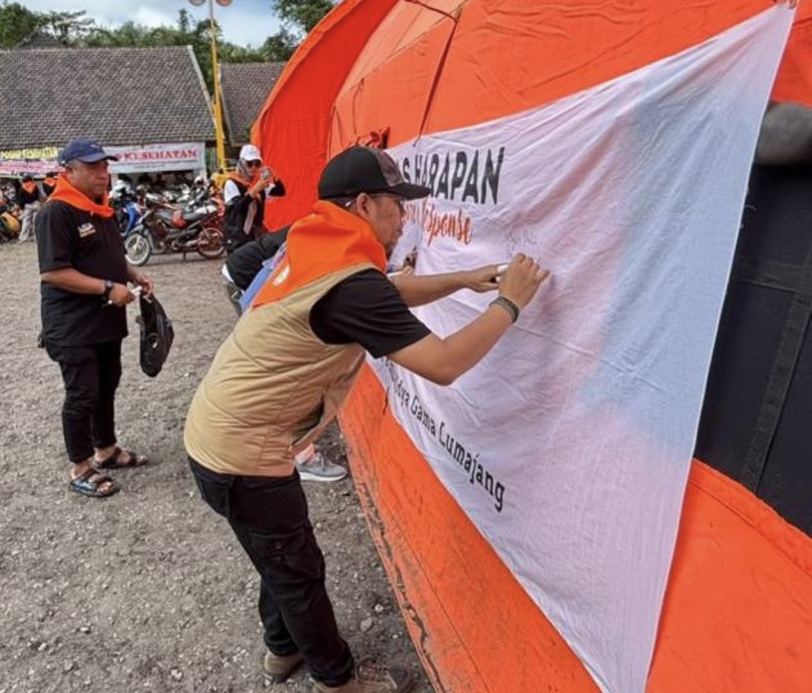 DI KAMPUS: Penyintas ke kampus ITB Widya Gama Lumajang makan siang dan dapat memilih pakaian yang sudah disediakan. Kegiatan kemudian ditutup dengan sesi foto bersama.
