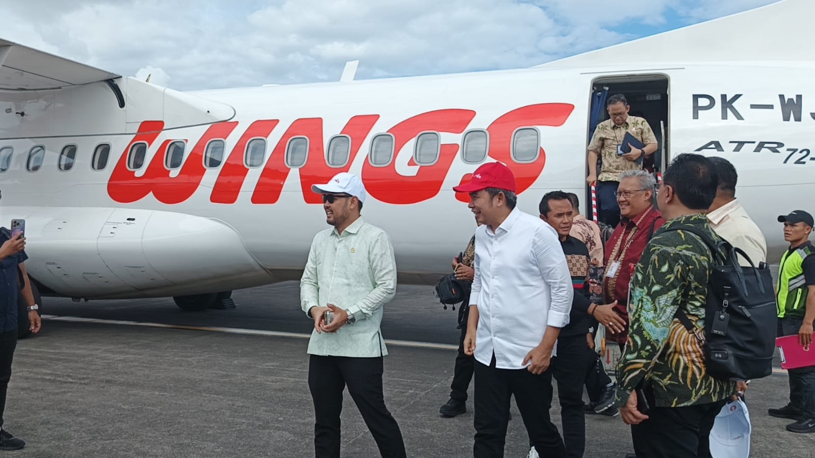 Bupati Fawait bersama Anggota DPR RI, Rivqy Abdul Halim, dan sejumlah Direksi Lion Group, saat tiba di Bandara Internasional I Gusti Ngurah Rai Bali, seusai take-off dari Bandara Notohadinegoro Jember