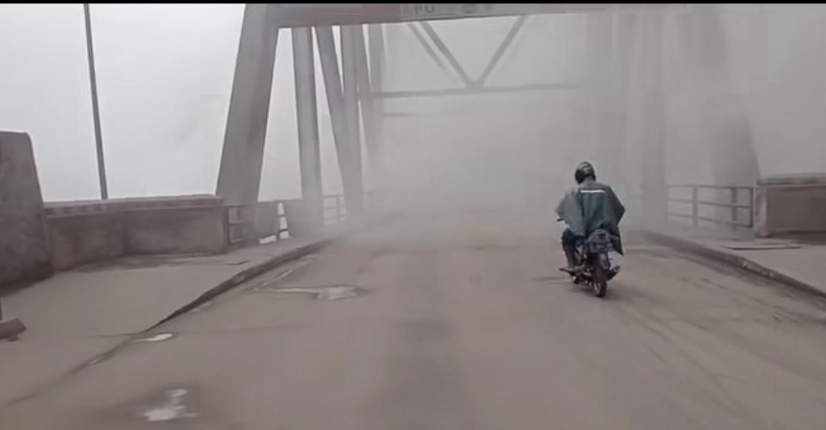 TEROBOS: Pengendara motor nekat terobos Gladak Perak di Desa Sumberwuluh, Kecamatan Candipuro saat terjadi letusan sekunder.(ADE APRYANIS/RAME)